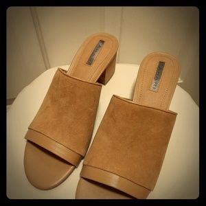 NWOB TAHARI Daisie Slide, Tan Sandal